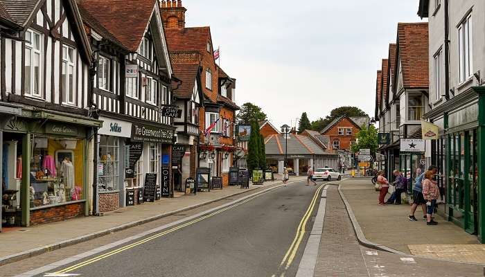 Established as a royal hunting ground by King William in 1079, Lyndhurst is a beautiful town with a with unending charm