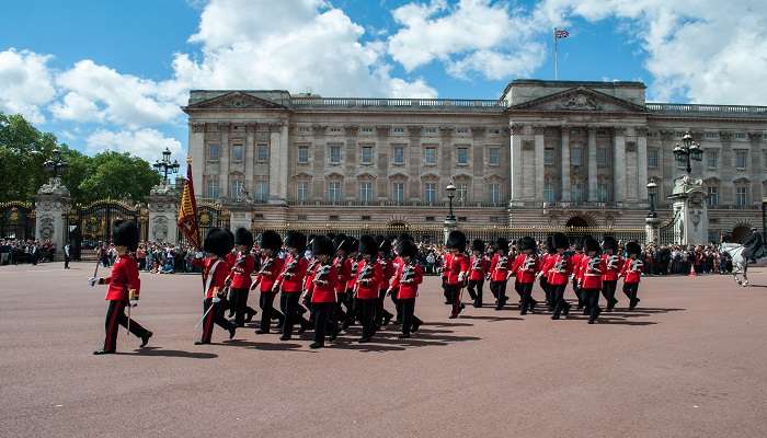Mystery behind guard’s red uniform is among the wonderful facts about Buckingham Palace