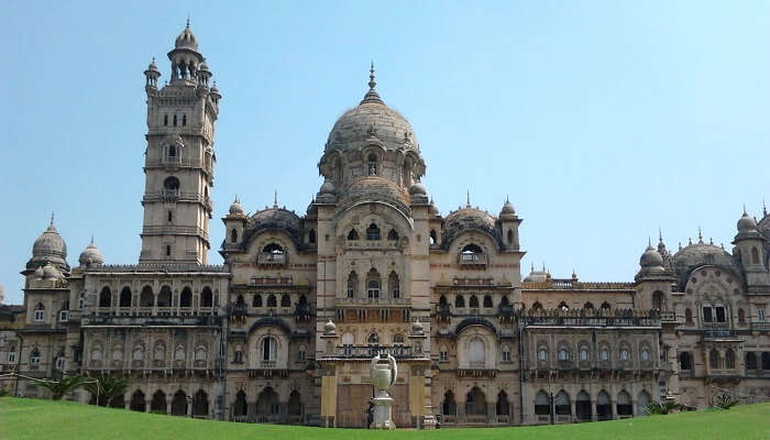 Palais Lakshmi Vilas, Vadodara, C’est l’une des meilleurs lieux historiques célèbres en Inde