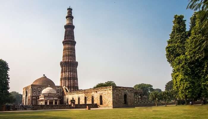 La vue de Qutub Minar, C’est l’une des meilleurs lieux historiques célèbres en Inde