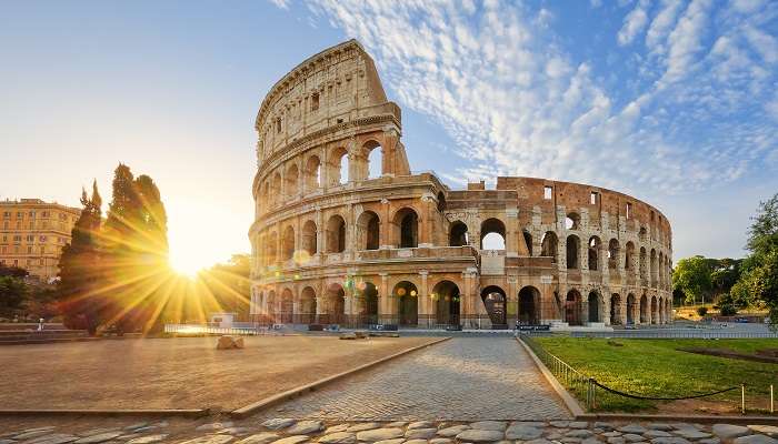 La vue de lever de soliel sur la Colosseum, C’est l’une des meilleures endroits touristiques en Italie