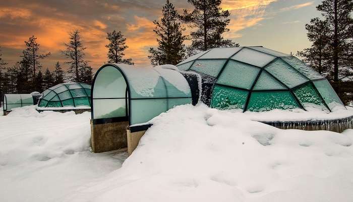 A glass igloo in Saariselkä, among the beautiful villages in Finland. 