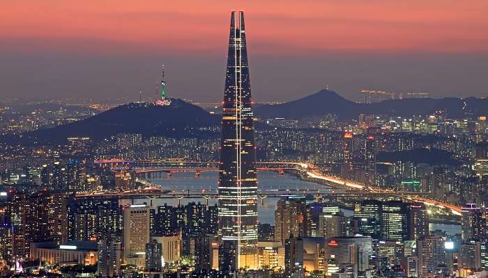 La vue nocturne de Signiel Seoul en Coree du Sud,  C’est l’une des meilleur hôtels 7 étoiles dans le monde