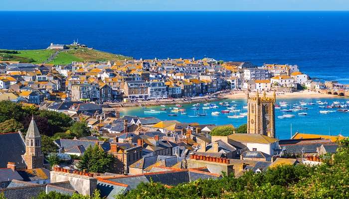 With a stunning view of the Atlantic Ocean, the picturesque seaside town of St. Ives is one of the best small towns in UK.