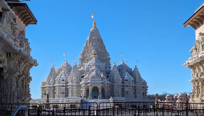 Being the largest Hindu temple in USA, the Swaminarayan Akshardham is quite the sight to behold