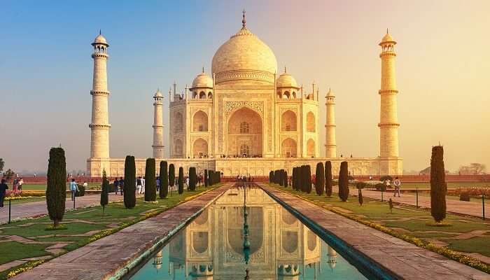 La vue de Taj Mahal, Agra,  C’est l’une des meilleurs lieux historiques célèbres en Inde