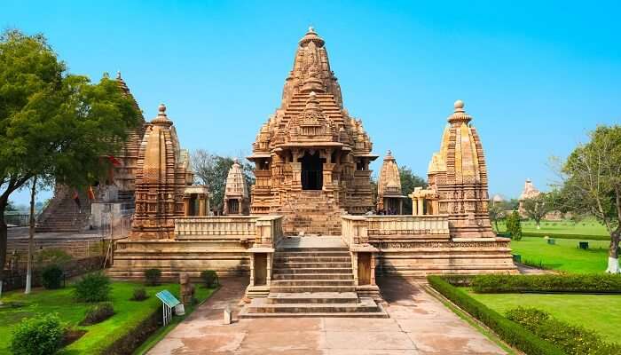 Explorez la Temple de Khajuraho, Madhya Pradesh, C’est l’une des meilleurs lieux historiques célèbres en Inde