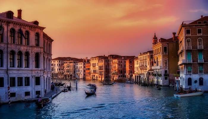 La vue de bateau sur la canal, Venise, C’est l’une des meilleures endroits touristiques en Italie