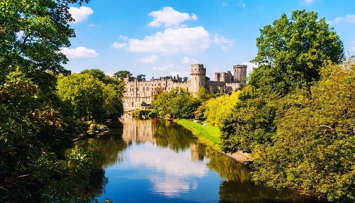 Warwick is a beautiful small town in UK and the almost perfect for history buffs and enthusiasts of medieval architecture.
