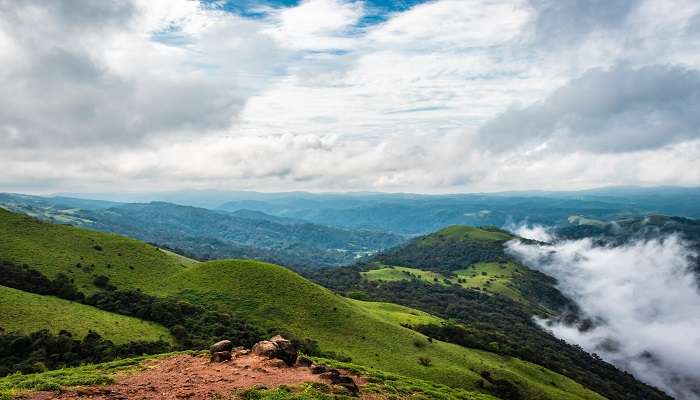 बैंगलोर के पास सर्वोत्तम ट्रैकिंग स्थान में से एक कुमार पर्वत है