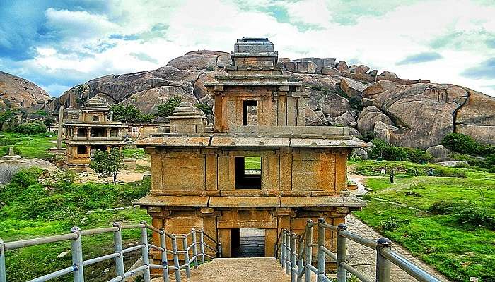 कर्नाटक में घूमने के लिए सबसे अच्छी जगहें चित्रदुर्ग किला है