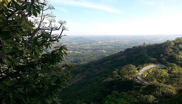 देवनारायणदुर्गा बैंगलोर के पास सबसे आकर्षक ट्रैकिंग स्थानों में से एक बनाती है