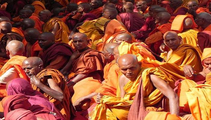 लद्दाख की घाटियों में इन बौद्ध भिक्षुओं की जादुई आभा को कोई नहीं हरा सकता है