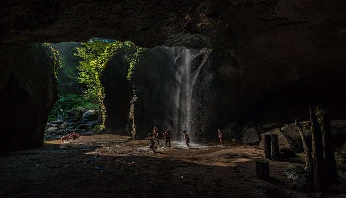 रिवोना गुफाएँ गोवा में घूमने के लिए सबसे अच्छी जगहों में से एक है