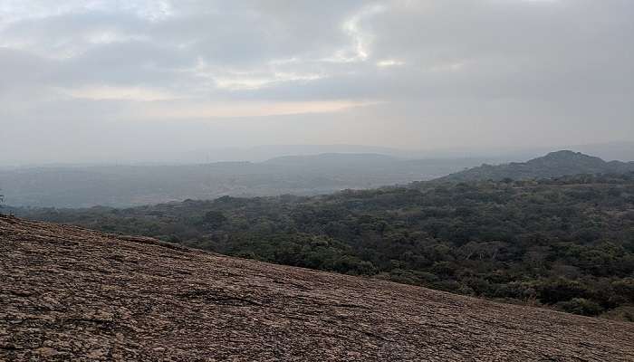 बैंगलोर के पास सर्वोत्तम ट्रैकिंग स्थान में से एक सावनदुर्गा पहाड़ी है