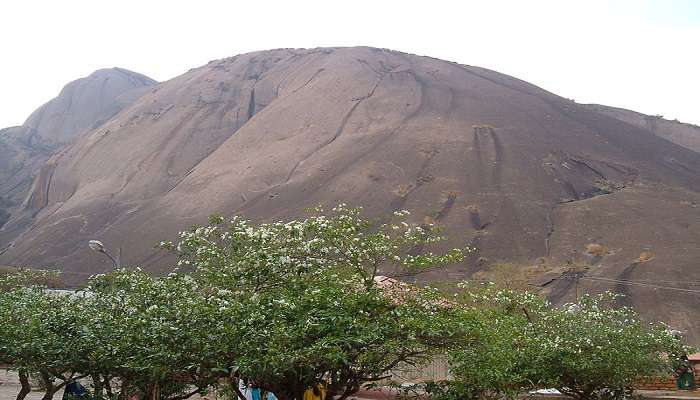बेंगलुरु के पश्चिम में 60 किमी की दूरी पर स्थित, सावनदुर्गा एशिया की सबसे बड़ी एकल चट्टान संरचनाओं में से एक है