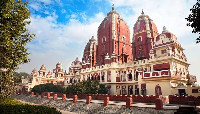 Birla Mandir is one of the most beautifully made and popular Hindu temples in India dedicated to Lord Vishnu