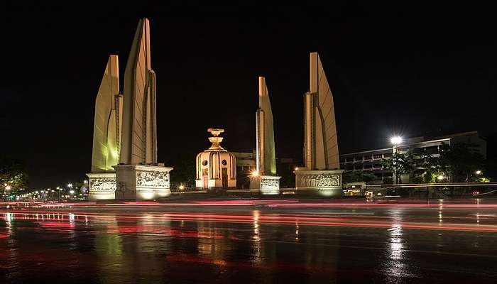 Monumen Demokrasi di malam hari