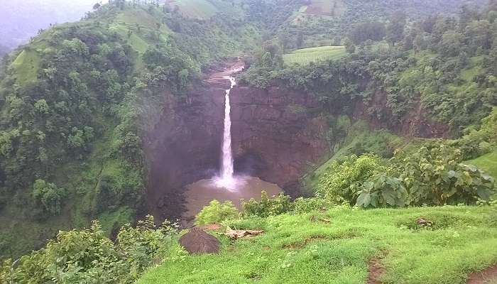 A serene view of Dabhosa Waterfalls in Jawhar, which is the best picnic spot in Maharashtra.