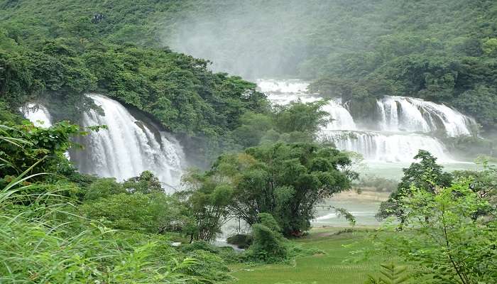 Ban Gioc Waterfall is one of the most attractive tourist attractions in northern Vietnam.