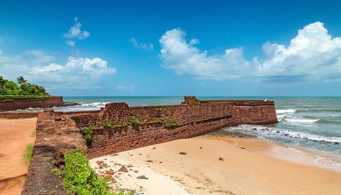 Benteng Aguada, penjaga sejarah yang menghadap ke Laut Arab, adalah salah satu tempat terbaik di Goa.