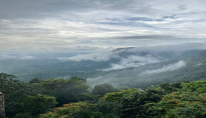 Mesmerising sight of Agumbe Hills, one of the finest places for trekking near Mangalore. 