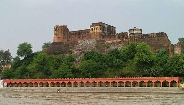 Visit the Akhnoor Fort Jammu, surrounded by greenery