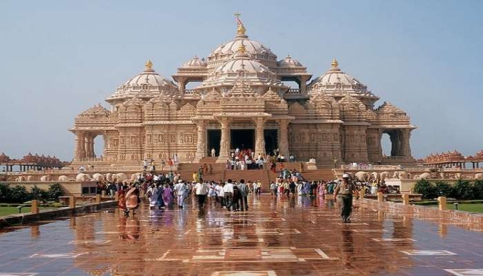 Akshardham Temple highlights the spiritual essence of the country and tends to be among the places to visit near Red Fort