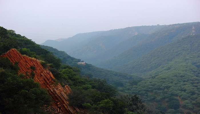 Nikmati keindahan Perbukitan Aravalli yang menghiasi perjalanan darat Delhi ke Goa Anda