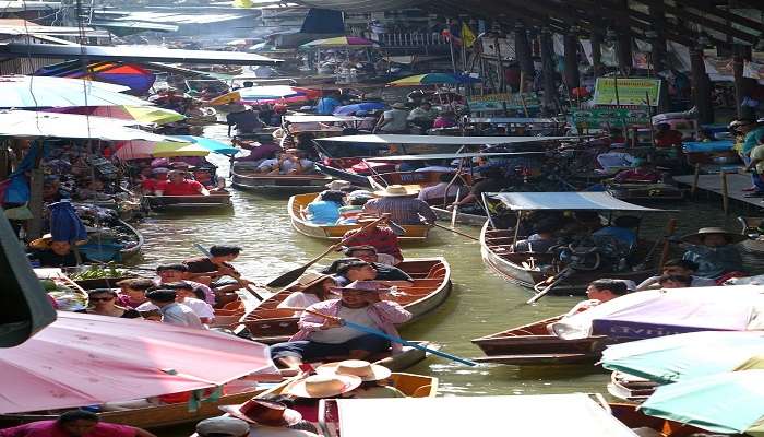 Learn Thai cooking during your visit to Bang Nam Phueng Floating Market.