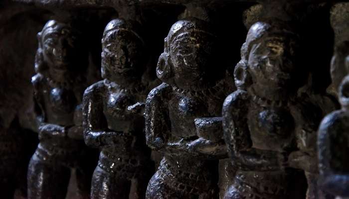 Witness the beauty of carvings and sculptures in Temple.