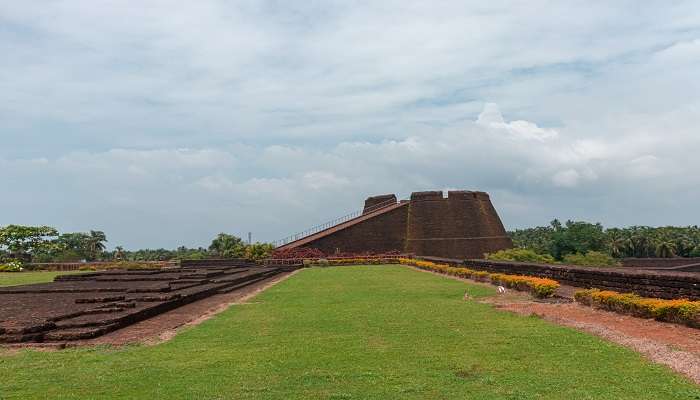 The largest Old Fort in Kerala one must visit during Goa to Kerala road trip.