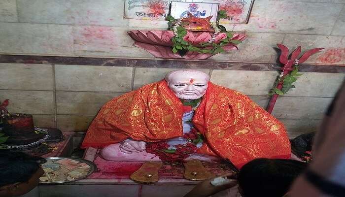 Sadhak Bamakhyapa idol seated inside the Mandir Complex