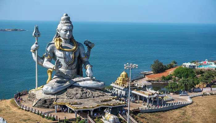 The tall Shiva statue in Murudeshwar is one of the major tourist attractions during the Hyderabad to Gokarna road trip