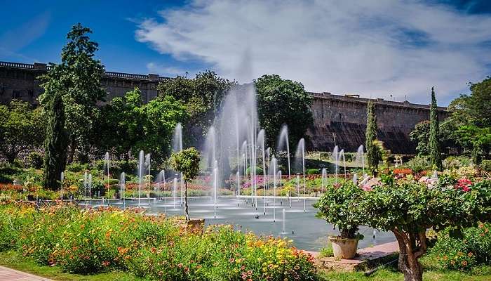 The Brindavan Garden is flanked by the Krishnarajasagara Dam, giving it a beautiful lakeside feel