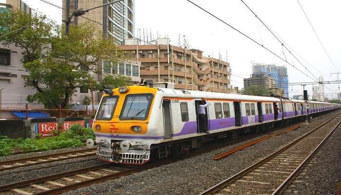 If you wish to reach the Siddhivinayak Mandir Mumbai faster and without much breaks, it is best to opt for a train ride