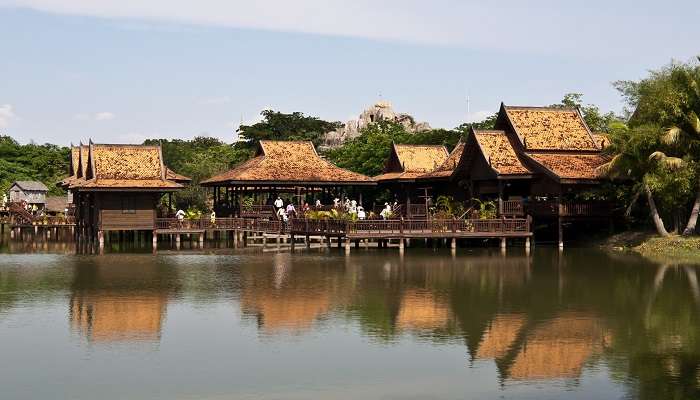 Feel the essence of traditional crafts and architecture at this place.