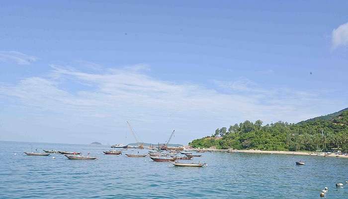 Boats sailing on Cham Islands