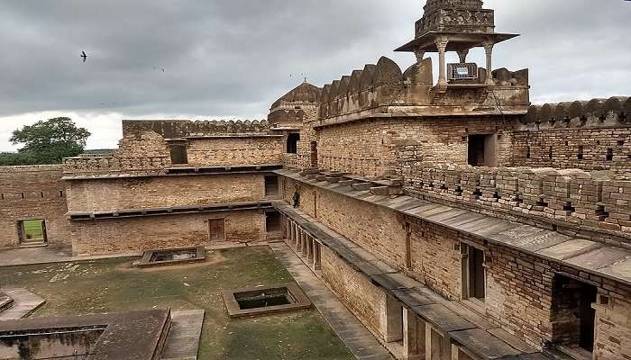 Chanderi Fort is a perfect blend of history and natural beauty, making it the perfect itinerary for trekking near Karjat.