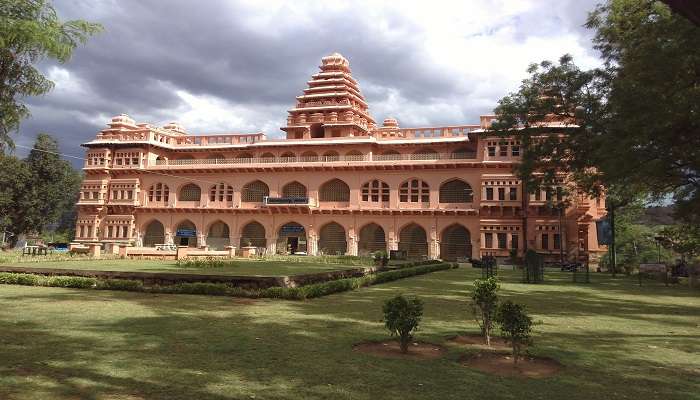Chandragiri Palace & Fort are one of the best tourist places near Tirupati within 50 kms