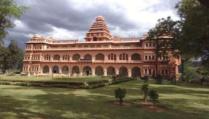 Istana & Benteng Chandragiri adalah salah satu tempat wisata terbaik di dekat Tirupati dalam jarak 50 km