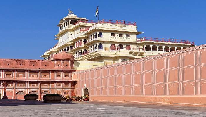Istana Raja dengan anggun menghadap ke Danau Pichola, menampilkan kekayaan warisan Udaipur dalam perjalanan darat Delhi ke Udaipur.