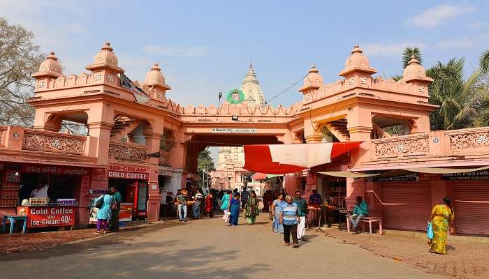  Lanes of Kashi Vishwanath Mandir have small shops selling items for offering prayer to Lord Shiva