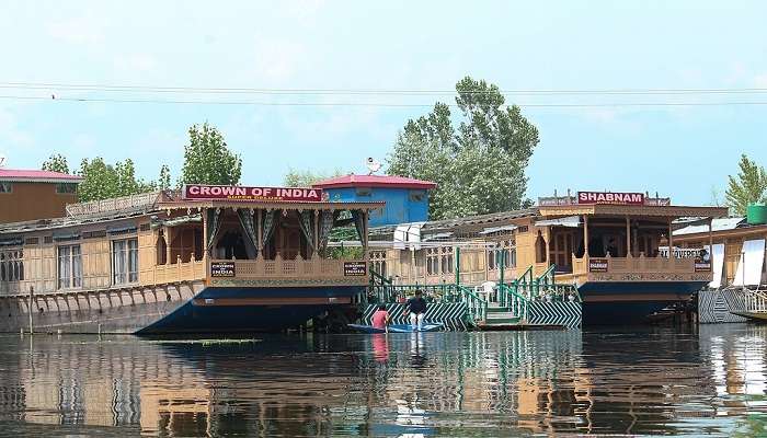 Serene view of Dal Lake