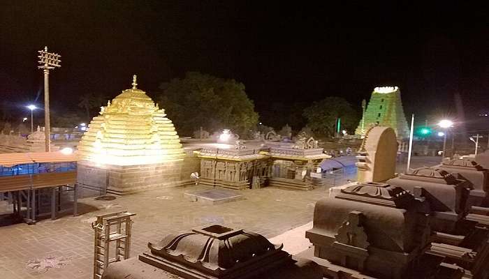 Kuil Shri Mallikarjuna Jyotirlinga di malam hari