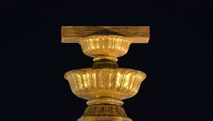 Mangkuk emas dihiasi dengan desain yang rumit