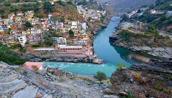 Known for being the place where Bhagirathi and Alaknanda meet, Devprayag is one of the best offbeat places in India