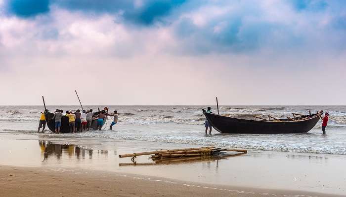 Refresh along the sandy beaches of Digha, one of the stunning offbeat places in Kolkata.