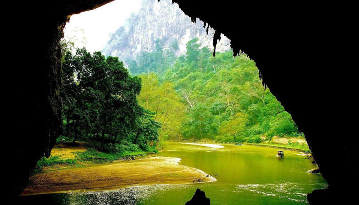 Experience the aesthetics of the Puong cave near the Be Be Lake.