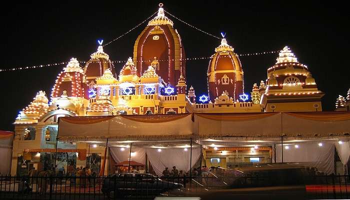 During Diwali, Birla Mandir is beautifully adorned and lit up by a variety of colourful lights and diyas